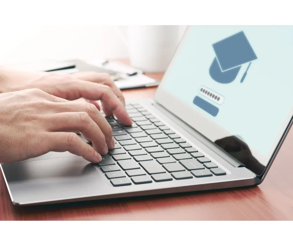 Ensino à distância: como manter o foco? | Foto de uma pessoa acessando uma plataforma de ensino online | FAVENI