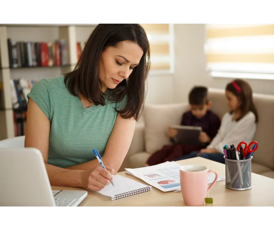 Prática na pós-graduação EaD: como são feitas as atividades? | Mãe estudando em casa com seus filhos no sofá | FAVENI